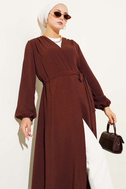 قبعة مربوطة حول الخصر باللون البني