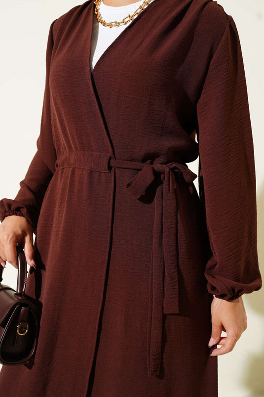 قبعة مربوطة حول الخصر باللون البني