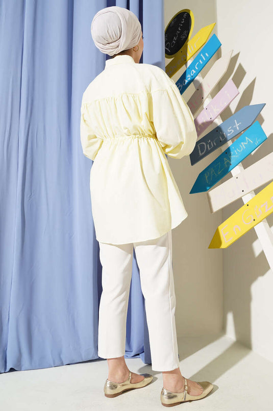 Chemise jaune à détails froncés et tunnel à la taille