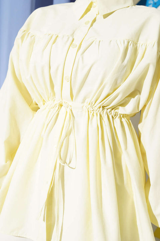 Chemise jaune à détails froncés et tunnel à la taille