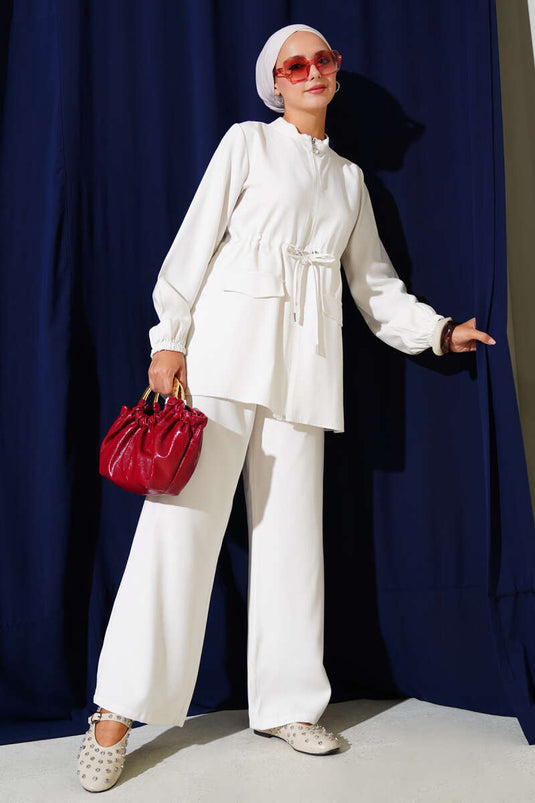 طقم من قطعتين من قماش تينسيل مع جيب على الخصر باللون الأبيض