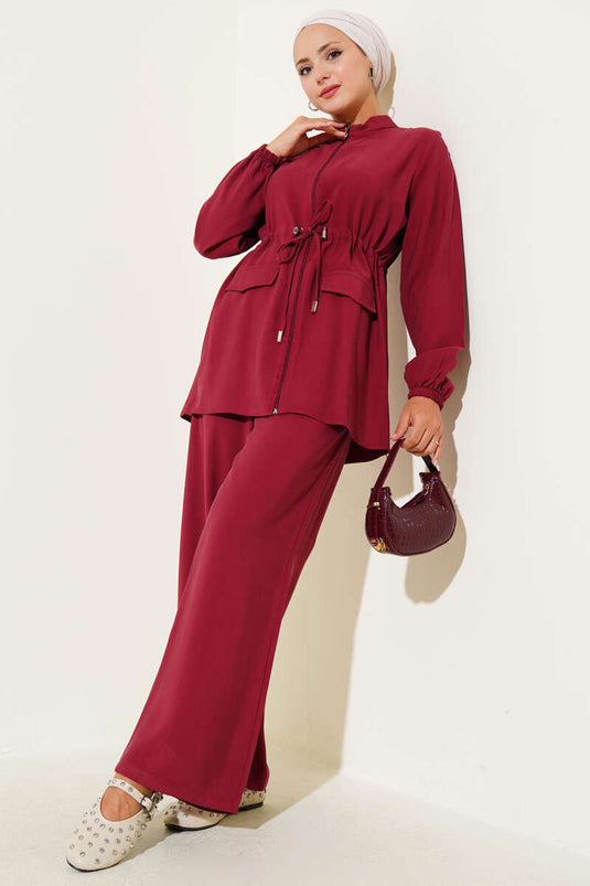 بدلة من قطعتين من قماش التنسل مع جيب على الخصر باللون الأحمر القرمزي