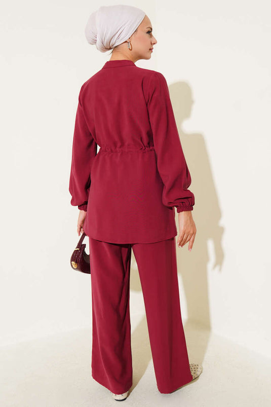 بدلة من قطعتين من قماش التنسل مع جيب على الخصر باللون الأحمر القرمزي