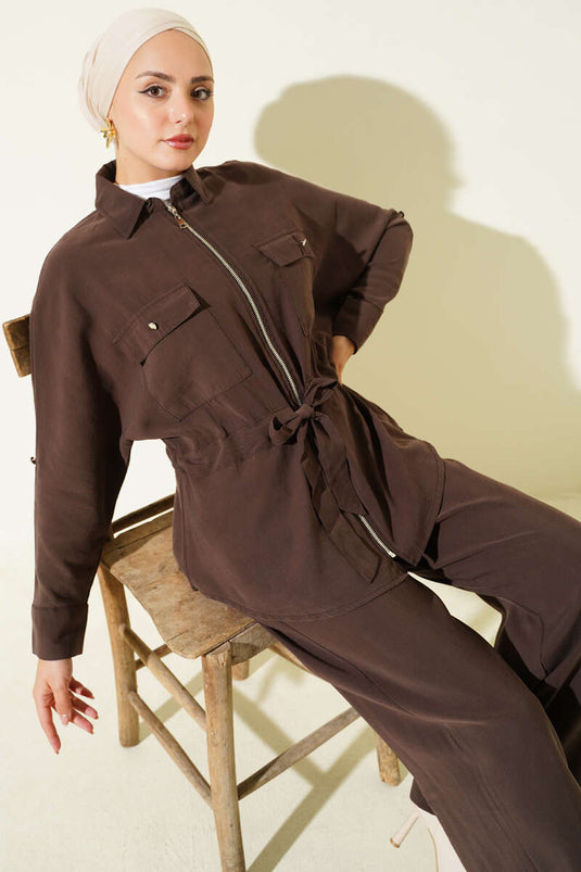 طقم من قطعتين مع حزام خصر وجيبين مزدوجين، لون بني قهوة