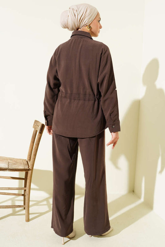 طقم من قطعتين مع حزام خصر وجيبين مزدوجين، لون بني قهوة