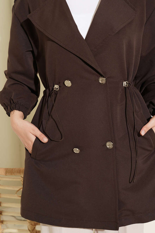 Gürteltrenchcoat Mit Knöpfen In Warmem Kaffee