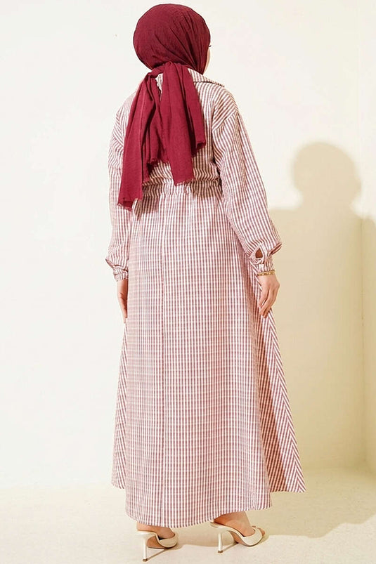 Robe gaufrée rayée à ceinture bordeaux