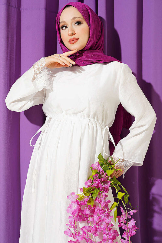 Robe Blanche Élégante Avec Détails En Dentelle