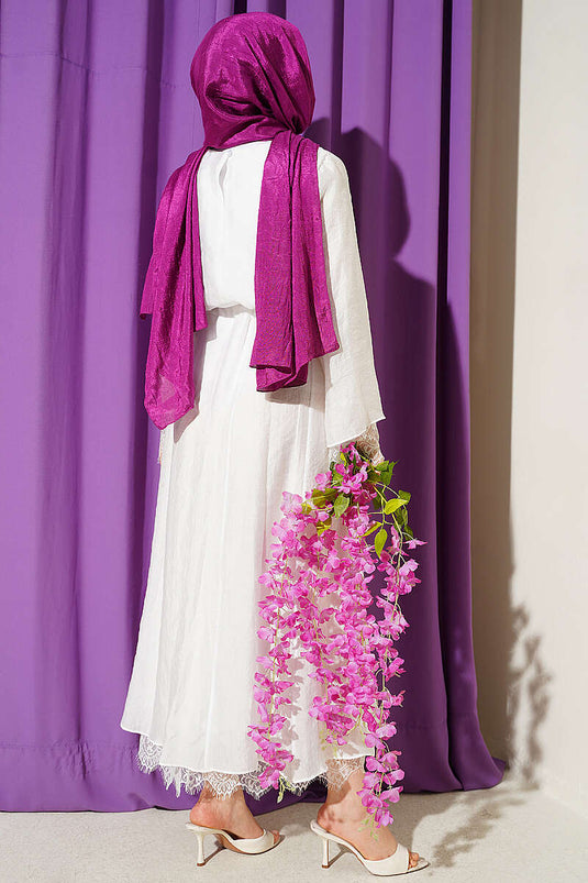 Robe Blanche Élégante Avec Détails En Dentelle