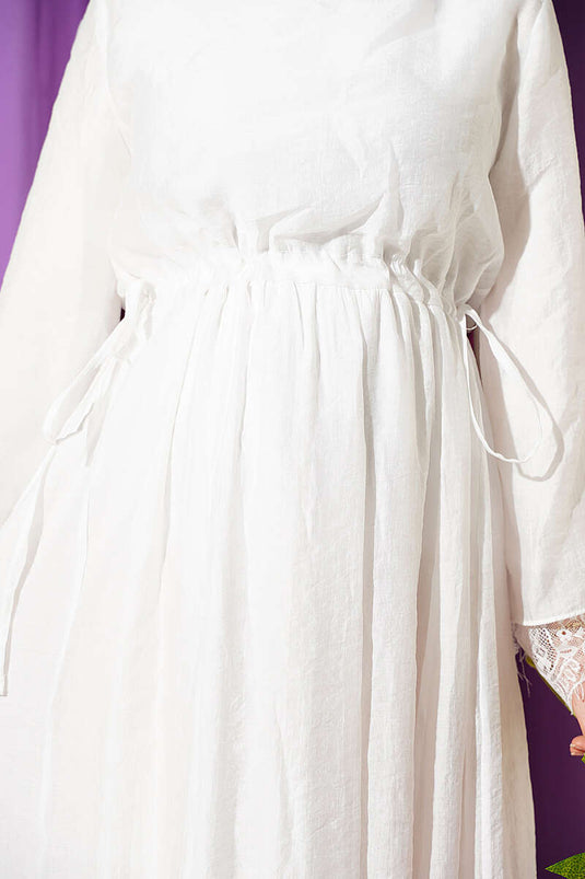 Robe Blanche Élégante Avec Détails En Dentelle
