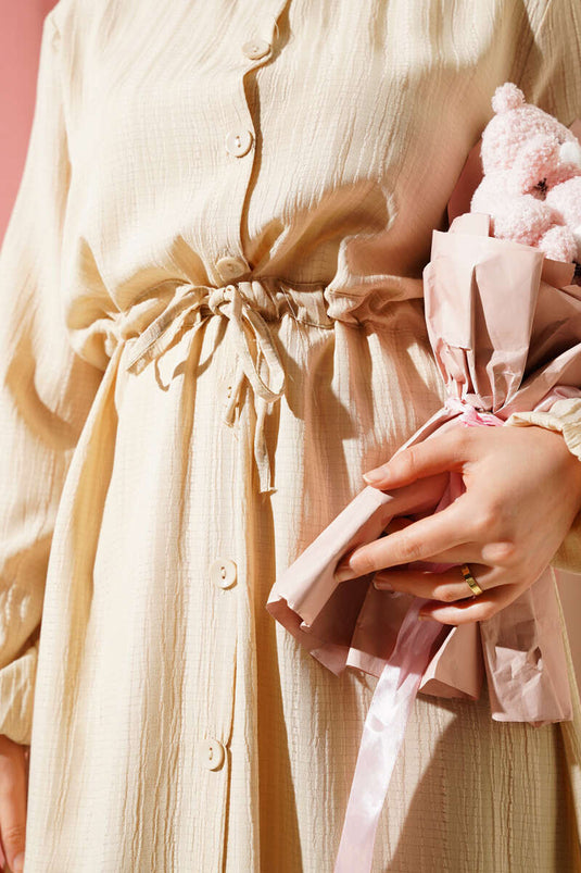 طقم قميص طويل بأزرار عند الخصر من قطعتين، بيج