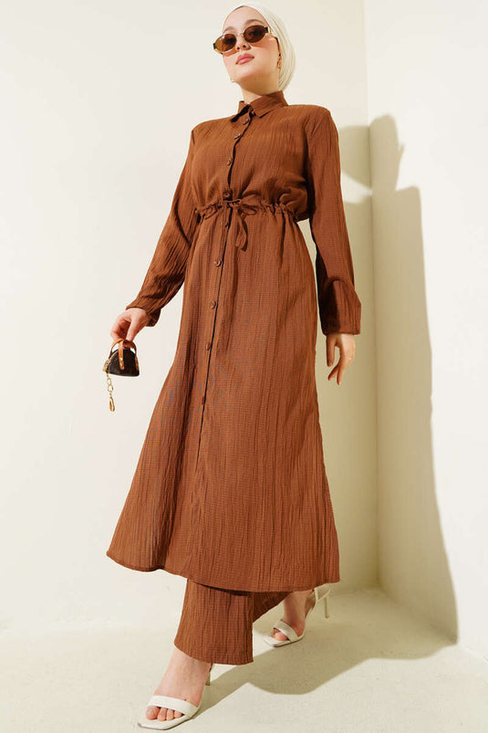 طقم قميص طويل بأزرار عند الخصر من قطعتين، بني