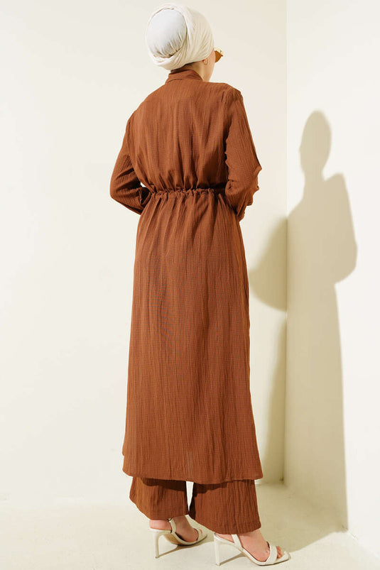 طقم قميص طويل بأزرار عند الخصر من قطعتين، بني