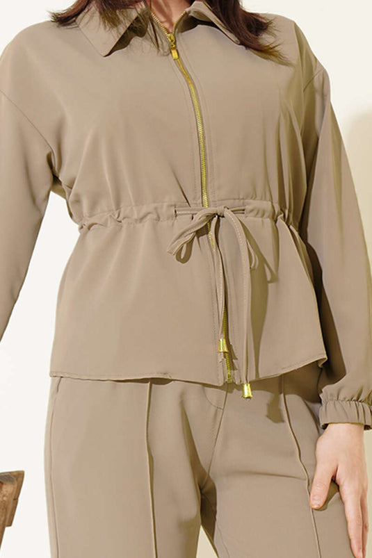 Ensemble basique deux pièces beige avec ceinture et fermeture éclair