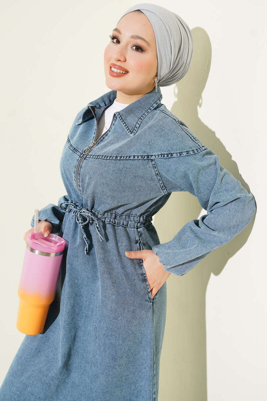 فستان جينز بأزرار أمامية وياقة قميص مفتوح أزرق فاتح