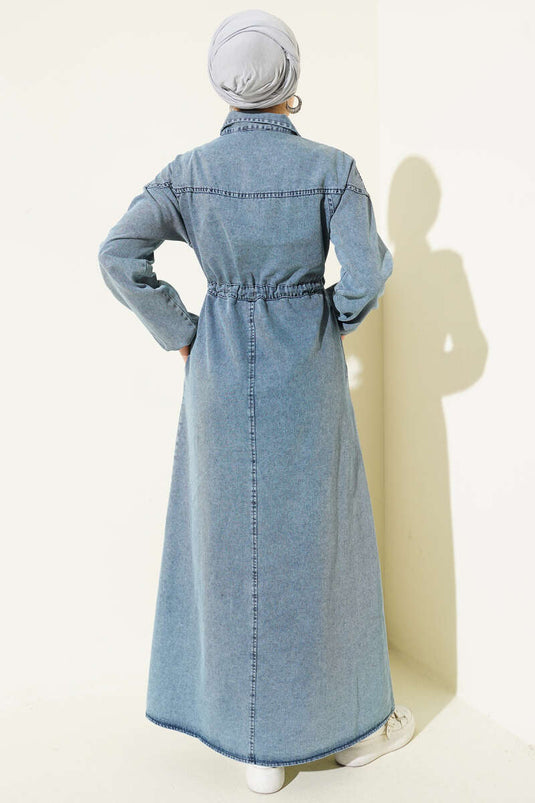 فستان جينز بأزرار أمامية وياقة قميص مفتوح أزرق فاتح