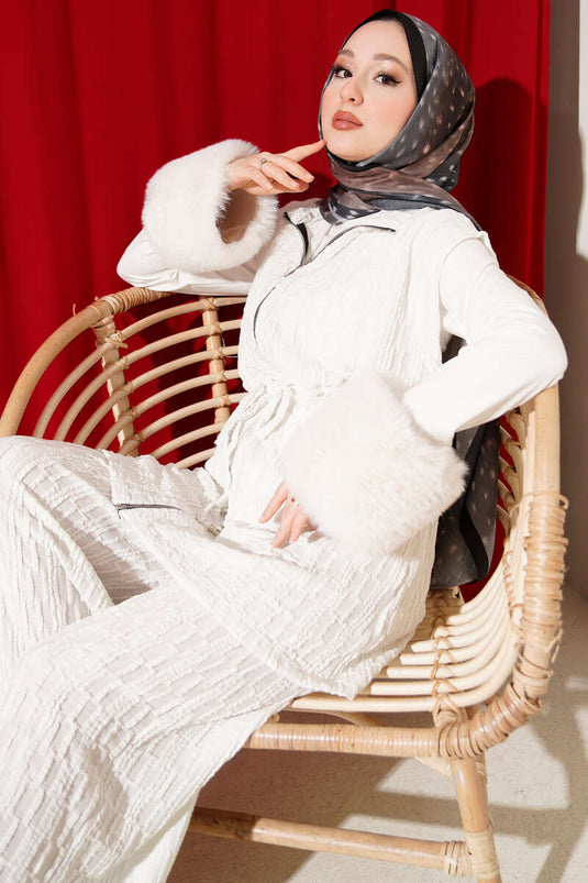 Ensemble avec gilet à motif en relief et bordure en ruban, écru