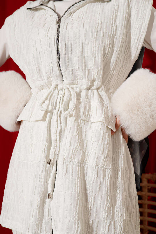 Ensemble avec gilet à motif en relief et bordure en ruban, écru