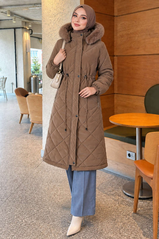 Manteau Matelassé Avec Ceinture Et Fourrure En Couleur Café