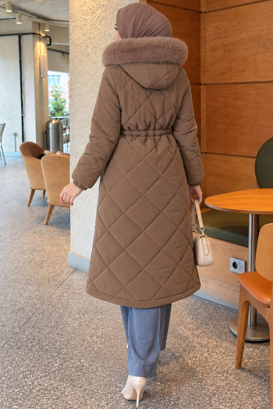 Manteau Matelassé Avec Ceinture Et Fourrure En Couleur Café