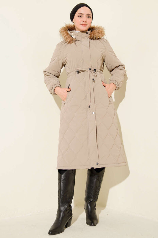 Doudoune matelassée beige avec cordon de serrage à la taille et capuche