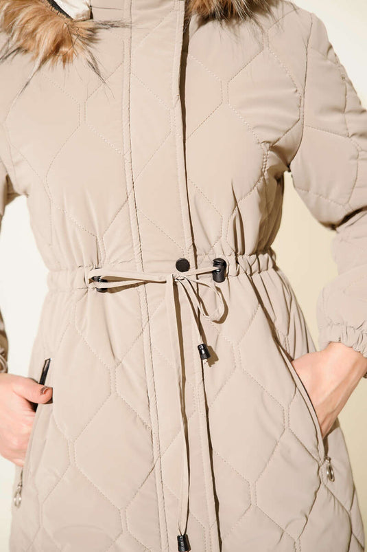 Doudoune matelassée beige avec cordon de serrage à la taille et capuche