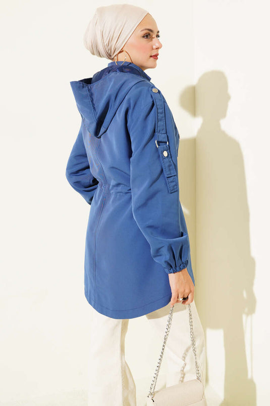 Indigoblauer Trenchcoat mit Kapuze und Gürtel