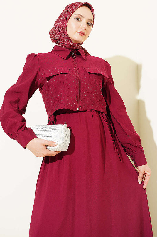 Ensemble robe salopette avec veste à pierres et ceinture bordeaux