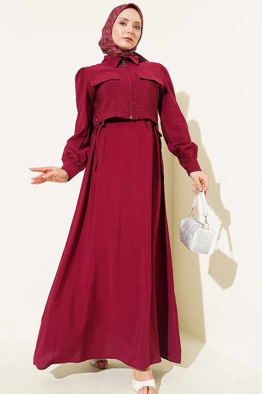 Ensemble robe salopette avec veste à pierres et ceinture bordeaux