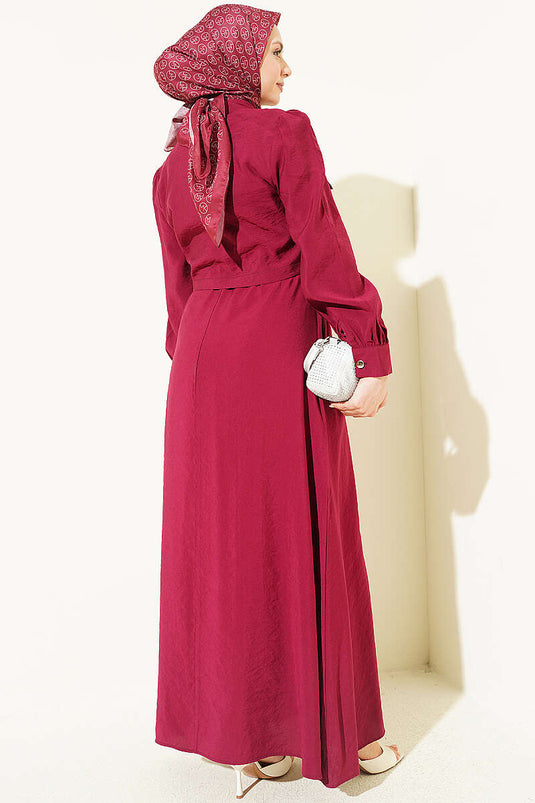 Ensemble robe salopette avec veste à pierres et ceinture bordeaux