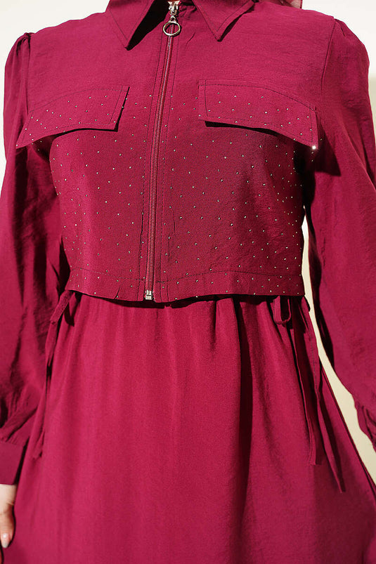 Ensemble robe salopette avec veste à pierres et ceinture bordeaux