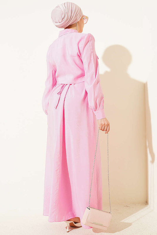 Ensemble robe salopette avec veste à pierres et ceinture rose