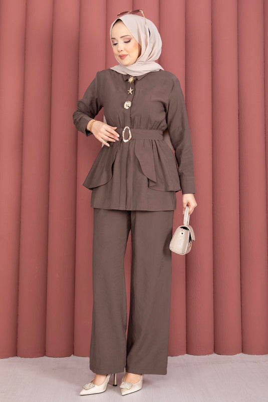 Ensemble deux pièces Belden Allerlli avec broche dorée et pantalon, couleur café