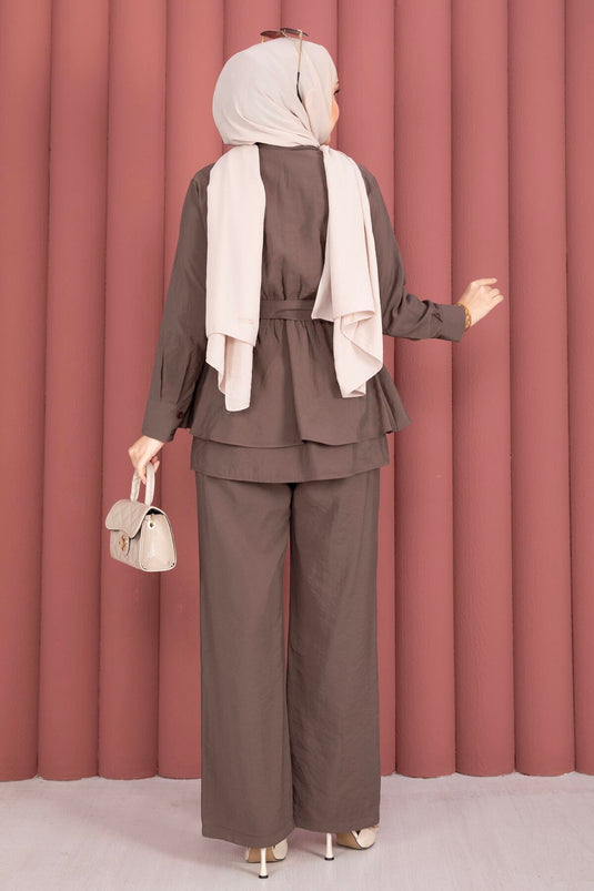 Ensemble deux pièces Belden Allerlli avec broche dorée et pantalon, couleur café