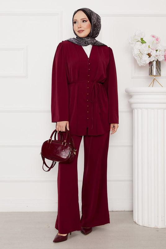بدلة حجاب بريطانية بأزرار مربوطة على الخصر باللون الأحمر الداكن
