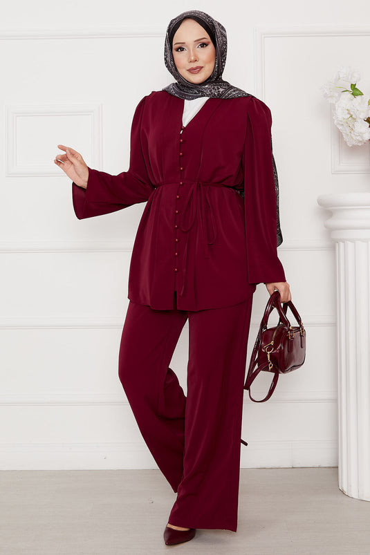 بدلة حجاب بريطانية بأزرار مربوطة على الخصر باللون الأحمر الداكن