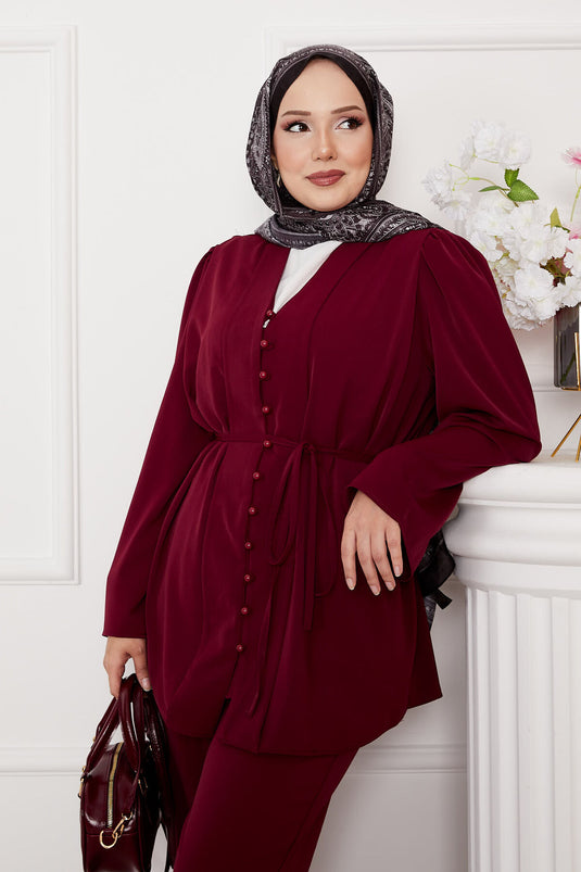 بدلة حجاب بريطانية بأزرار مربوطة على الخصر باللون الأحمر الداكن