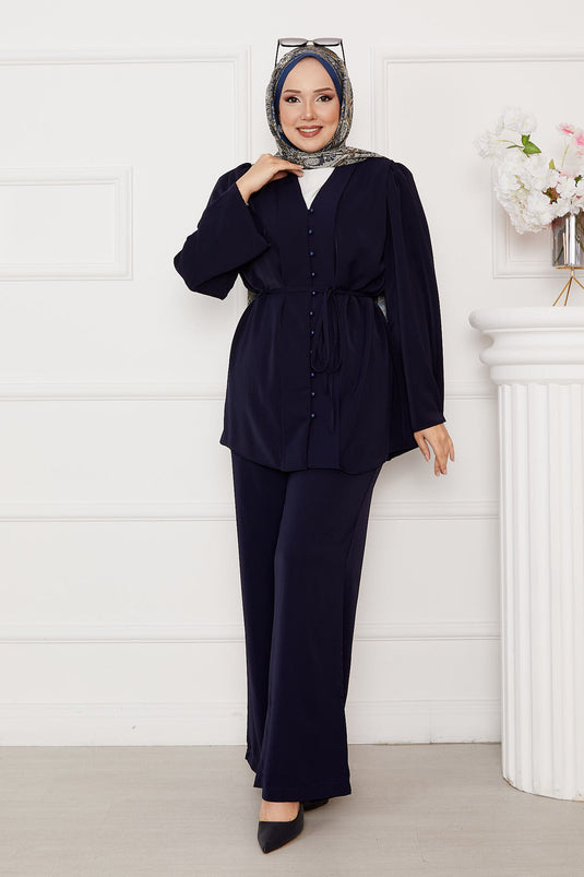 بدلة حجاب بريطانية بأزرار وخصر مربوط أزرق داكن