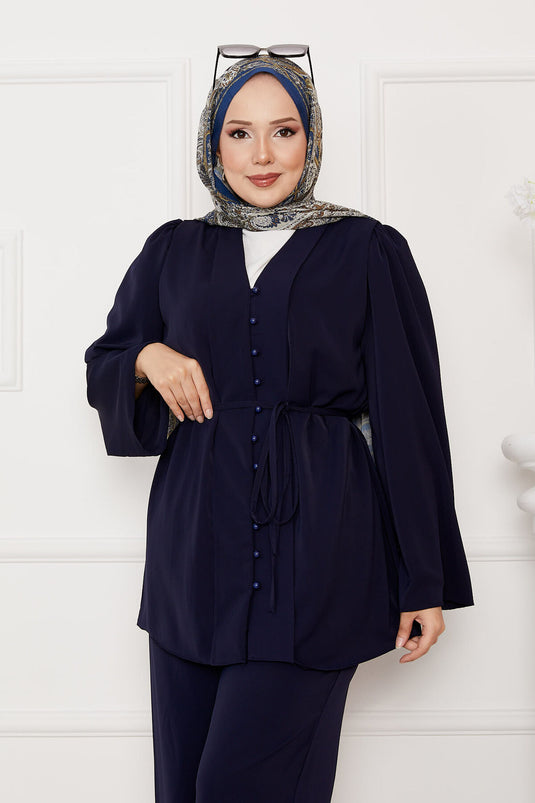 بدلة حجاب بريطانية بأزرار وخصر مربوط أزرق داكن