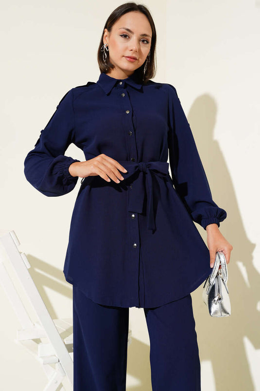 بدلة مكونة من قطعتين بأزرار ورباط على الخصر والكتف، باللون الأزرق الداكن