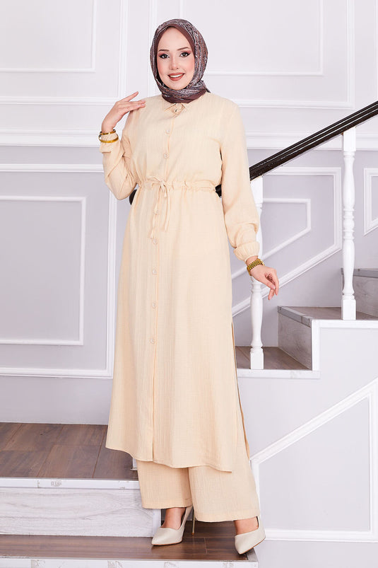 بدلة حجاب ببنطلون مربوط عند الخصر باللون البيج