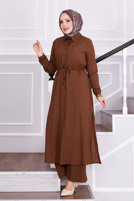 بدلة حجاب بنية اللون مع بنطلون مربوط عند الخصر