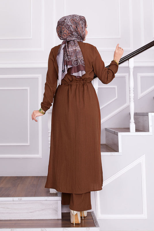 بدلة حجاب بنية اللون مع بنطلون مربوط عند الخصر