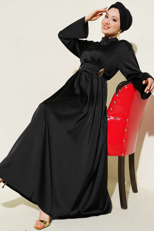 Zwarte feestjurk met accessoires en striksluiting