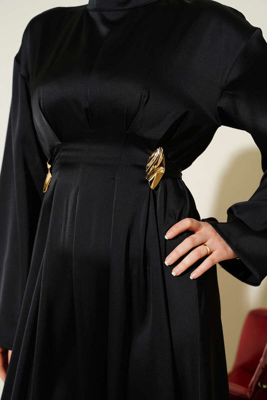 Zwarte feestjurk met accessoires en striksluiting