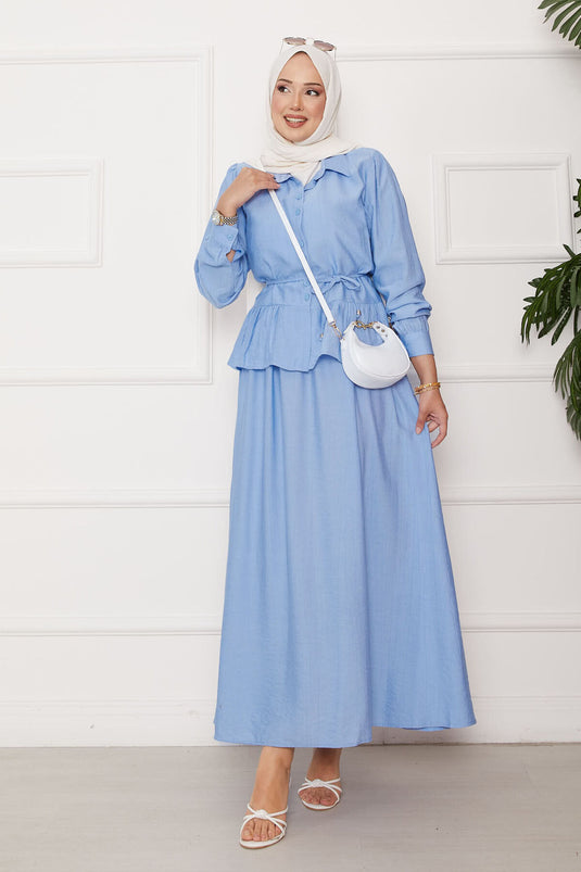 Costume deux pièces bleu ciel à jupe et ceinture nouée à la taille