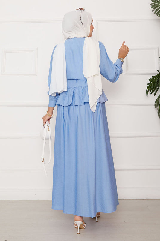 Costume deux pièces bleu ciel à jupe et ceinture nouée à la taille