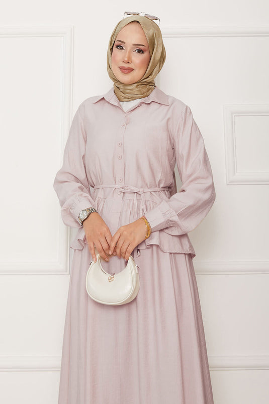 Costume deux pièces fraise avec lien à la taille et jupe, beige