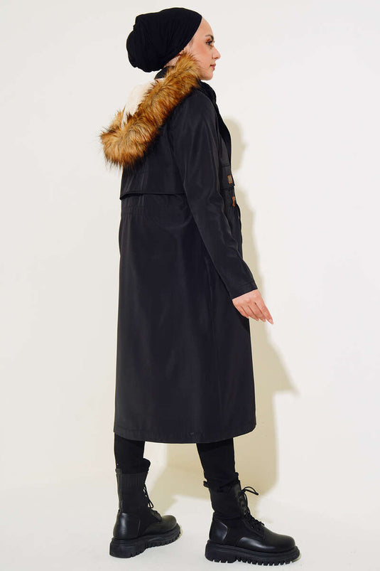 معطف مبطن بالفرو وغطاء للرأس عند الخصر من الدانتيل باللون الأسود