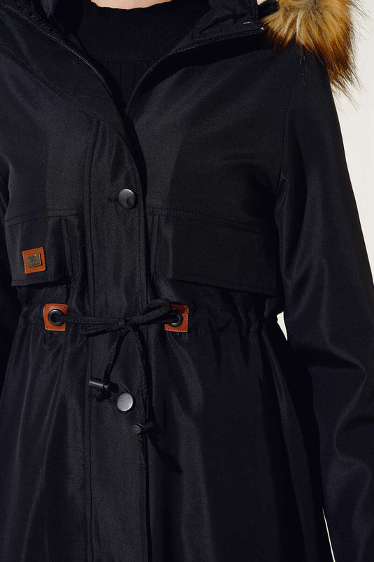 معطف مبطن بالفرو وغطاء للرأس عند الخصر من الدانتيل باللون الأسود